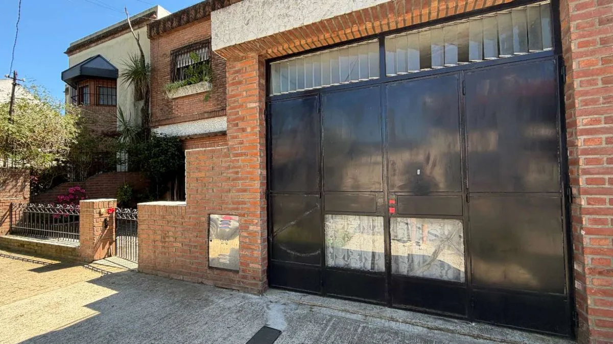 CASA 6 AMB A REFACCIONAR C/PARQUE-PILETA ACASSUSO foto 2