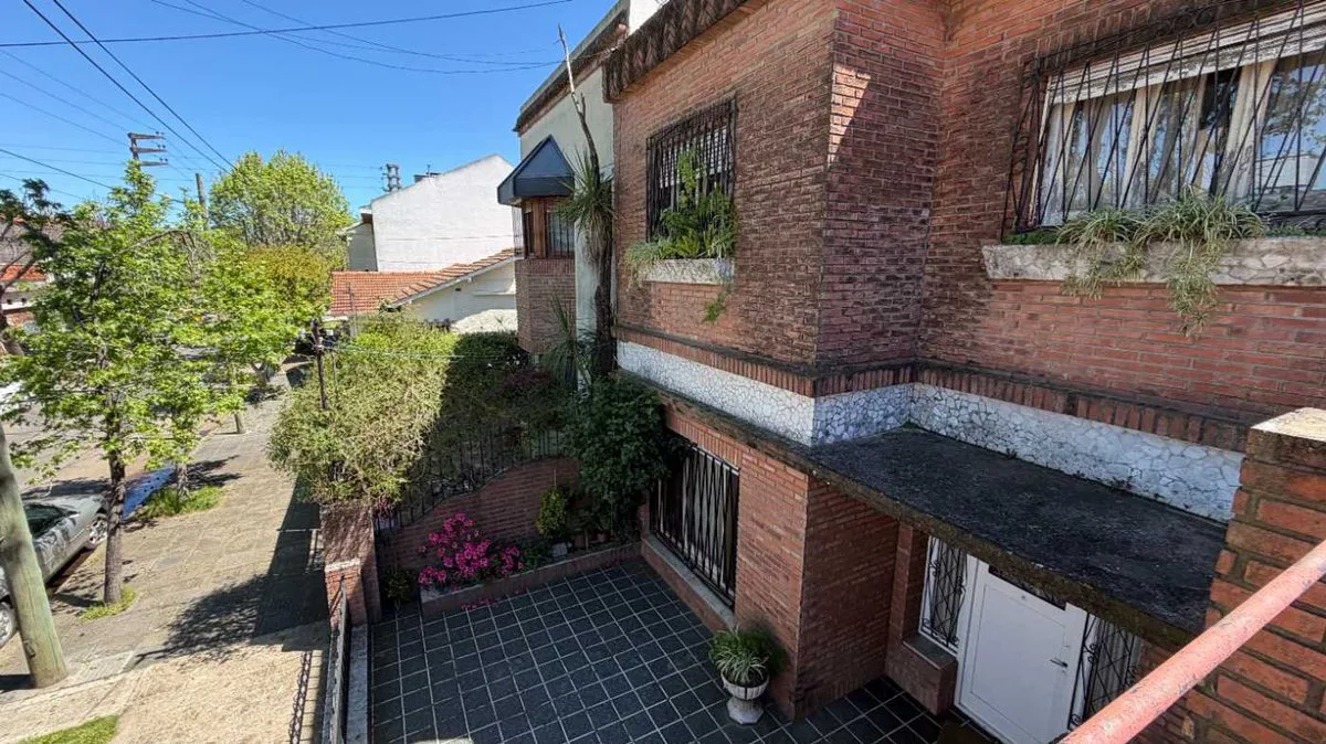 CASA 6 AMB A REFACCIONAR C/PARQUE-PILETA ACASSUSO foto 3