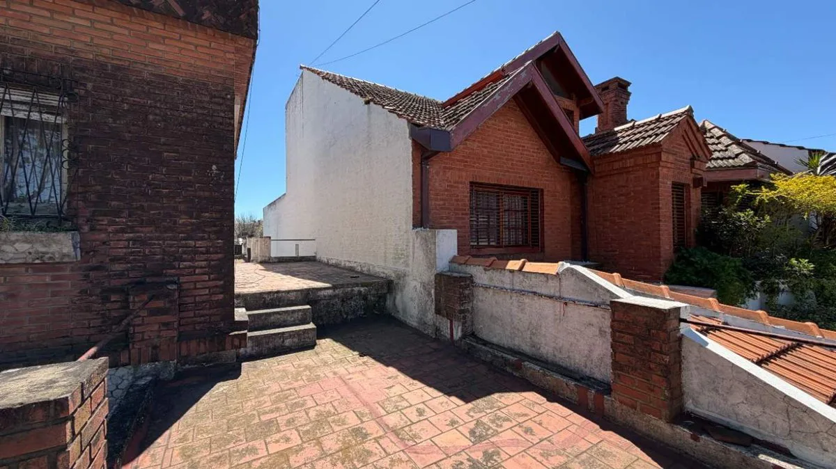 CASA 6 AMB A REFACCIONAR C/PARQUE-PILETA ACASSUSO foto 4