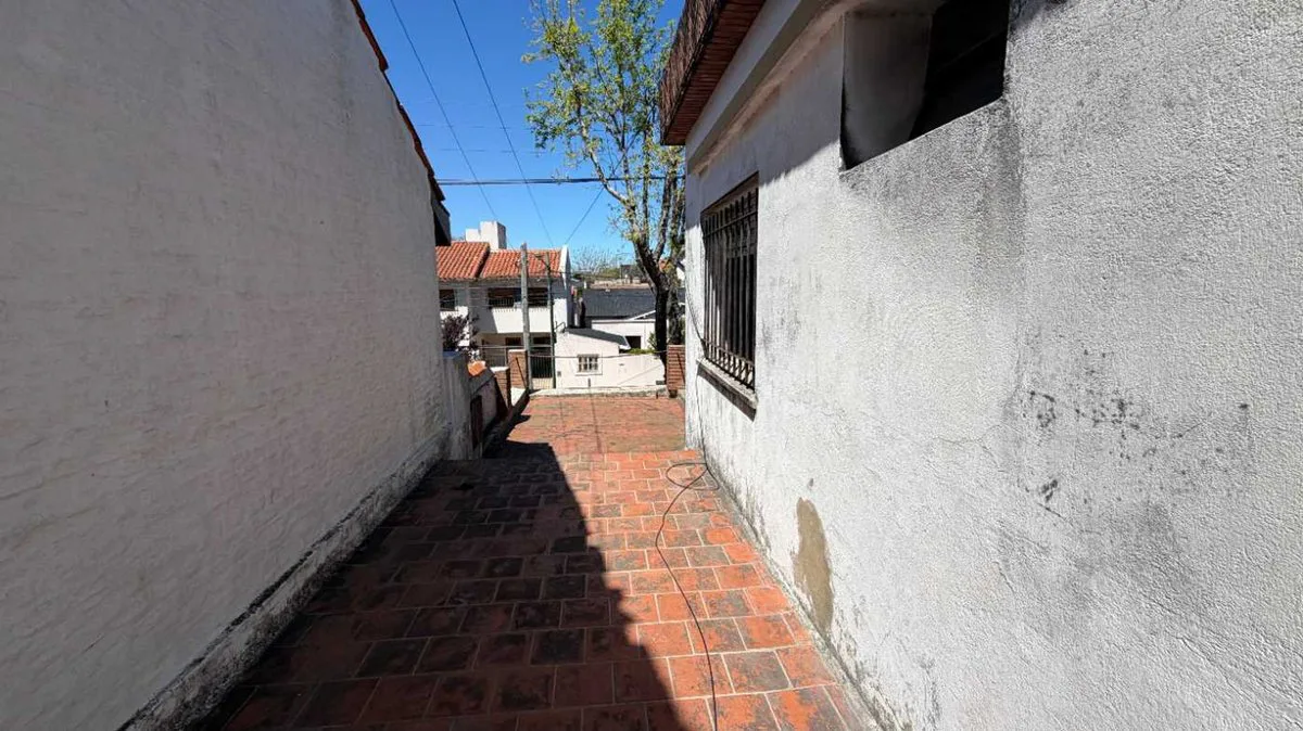 CASA 6 AMB A REFACCIONAR C/PARQUE-PILETA ACASSUSO foto 5