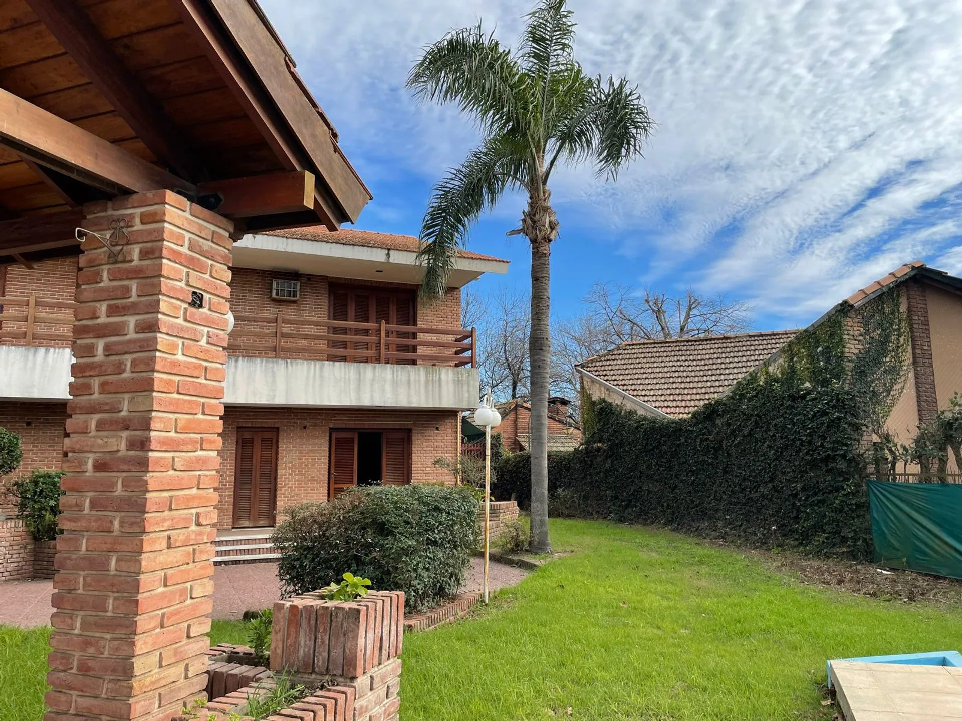 VENTA CASA EN EL CENTRO DE FUNES PILETA Y JARDIN foto 2