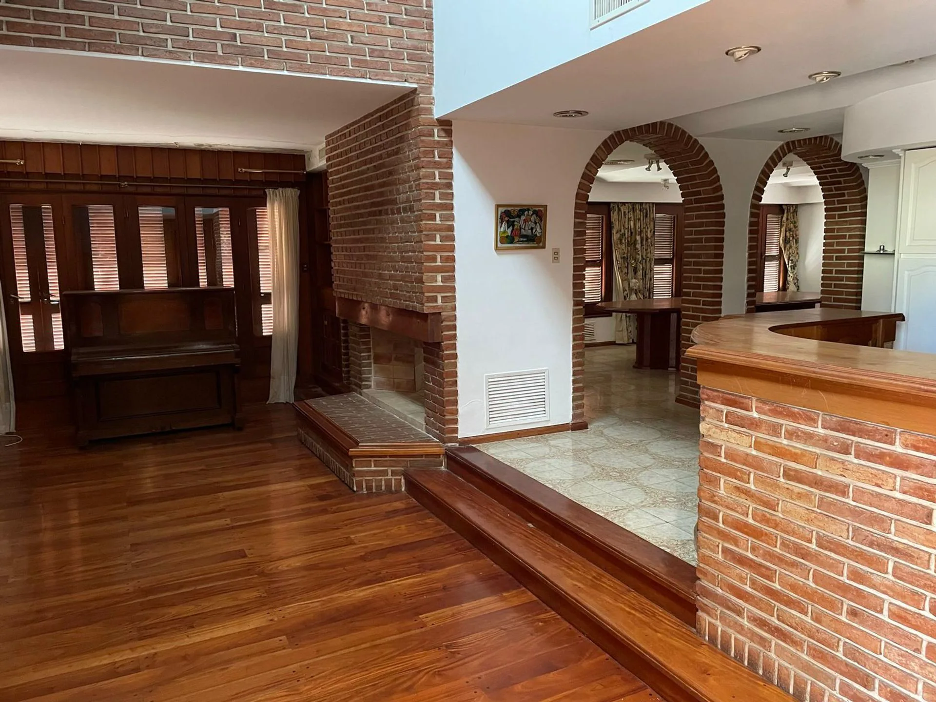 VENTA CASA EN EL CENTRO DE FUNES PILETA Y JARDIN foto 4