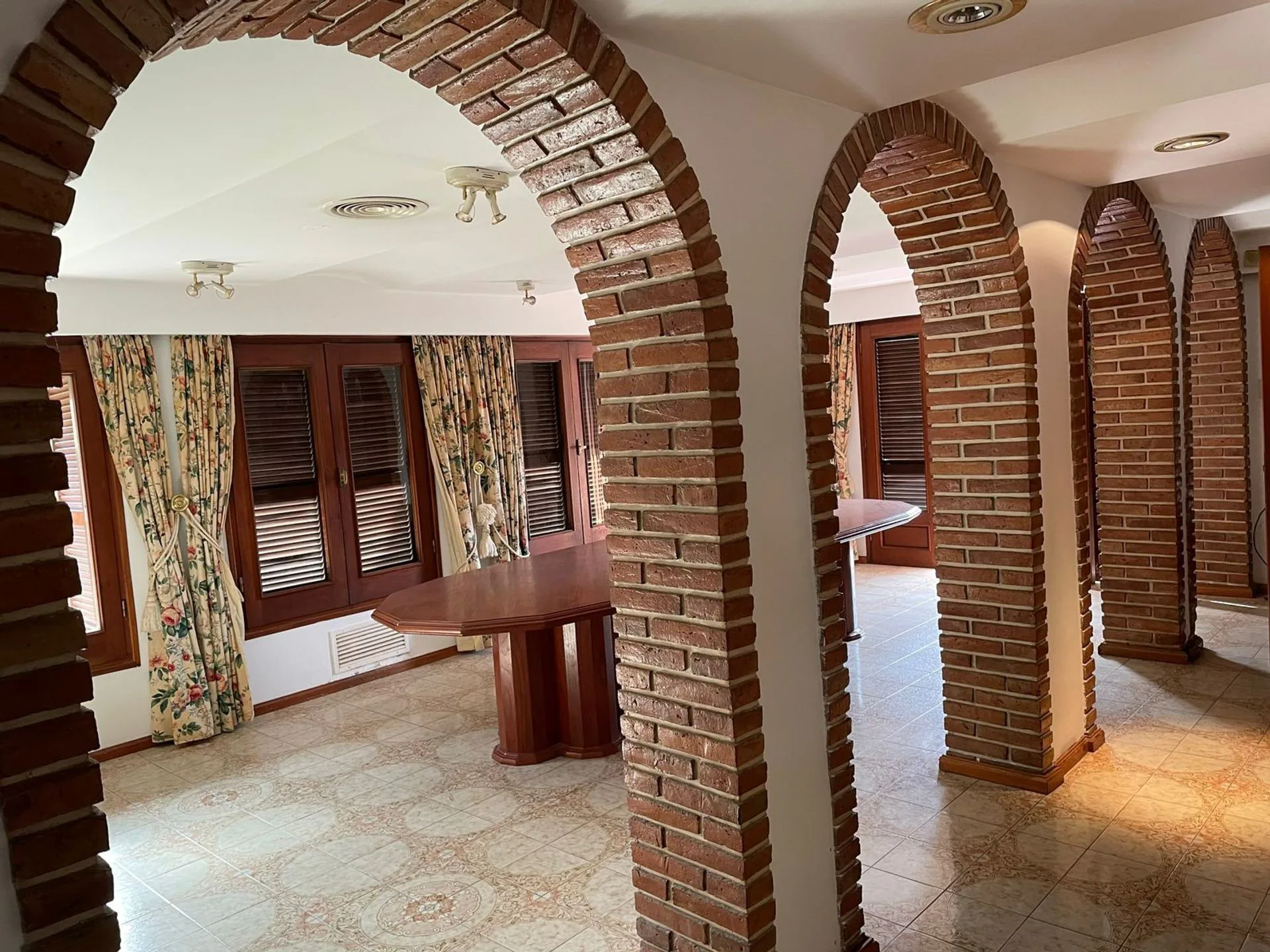 VENTA CASA EN EL CENTRO DE FUNES PILETA Y JARDIN foto 5