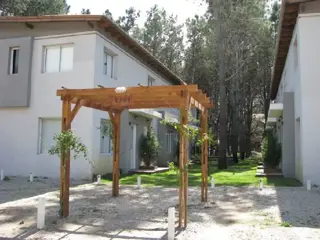 Excelente Duplex en Alquiler Pinamar, 
3 ambientes con jardín y parrilla foto 1