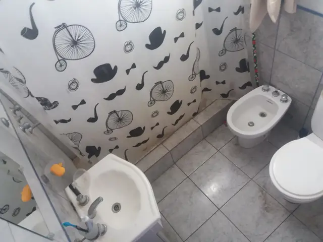 DEPTO 2 AMBIENTES 1ER PISO FRENTE, 1 DORMITORIO COCINA COMEDOR BAÑO, MUY BUEN ESTADO GENERAL.