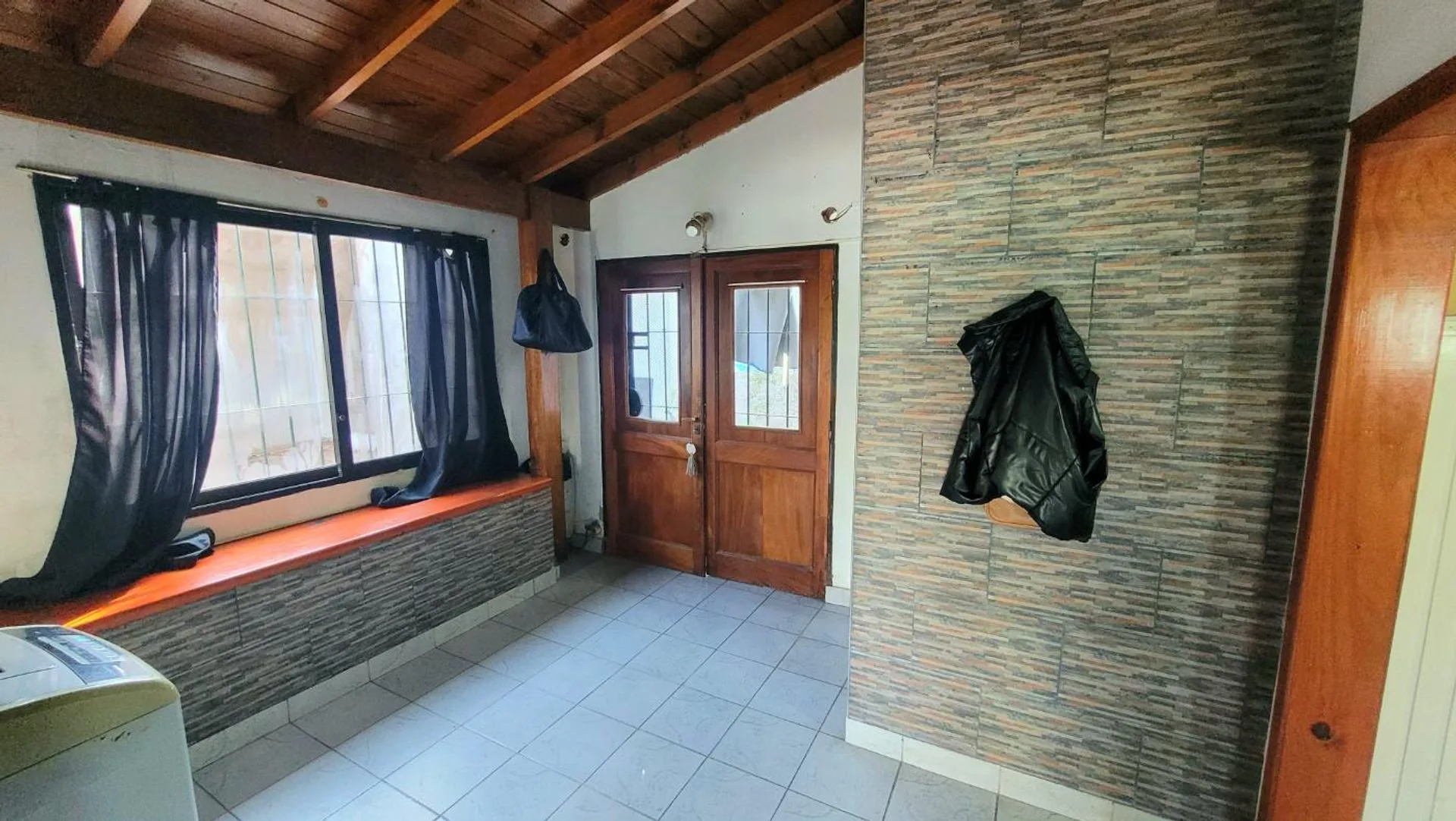 Casa en venta de 4 amb + depto de 2 amb - Moreno foto 4