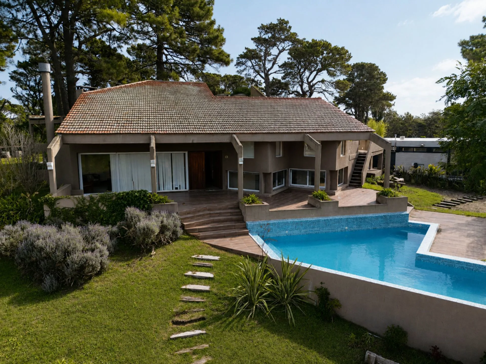 CASA EN VENTA PINAMAR 6 AMBIENTES GAS NATURAL