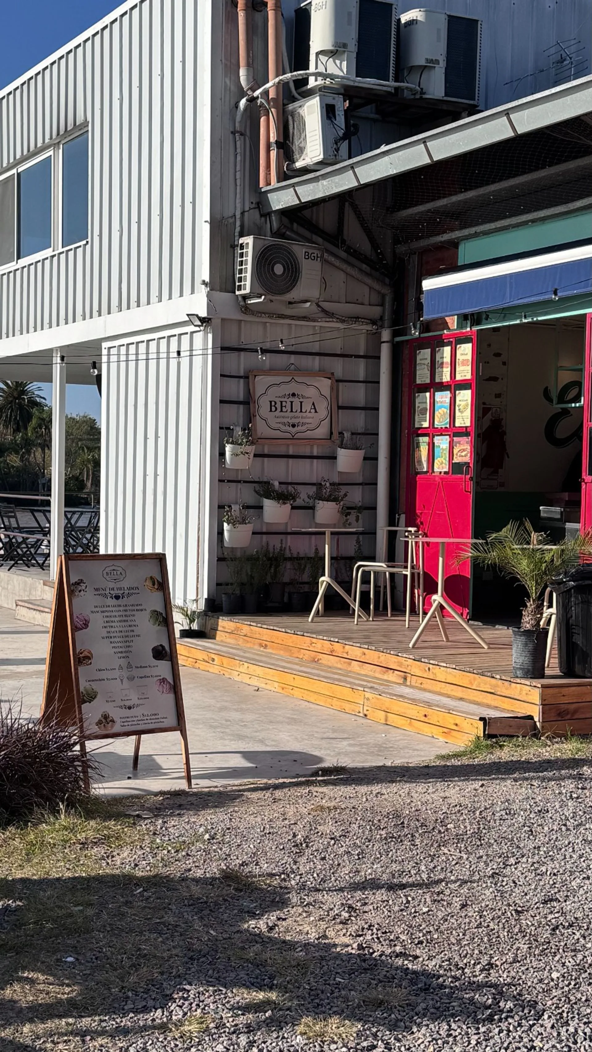 Venta fondo de Comercio Gastronómico frente al rio foto 2