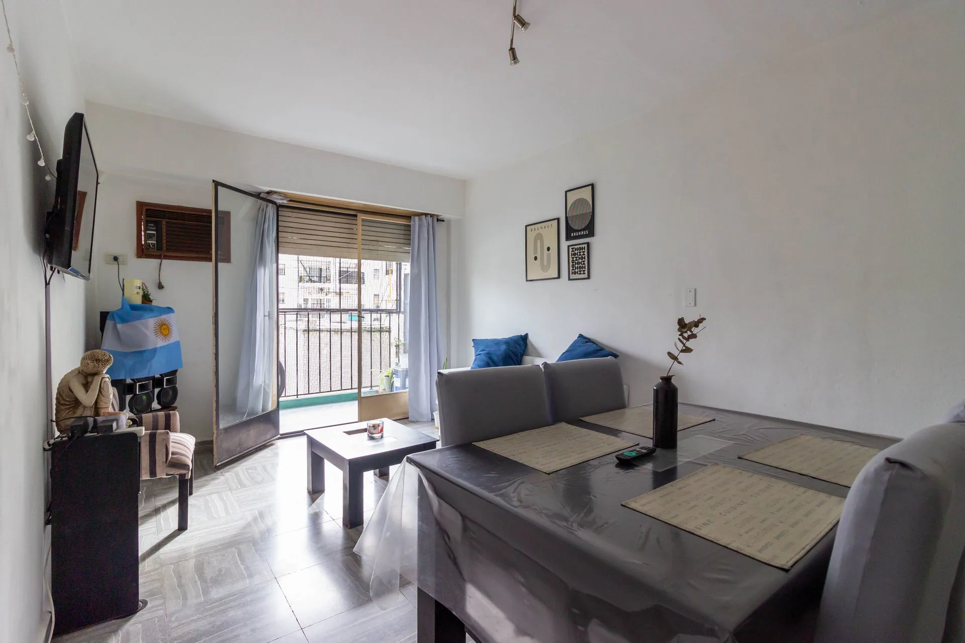 Venta depto 3 ambientes con balcón av. Belgrano foto 2