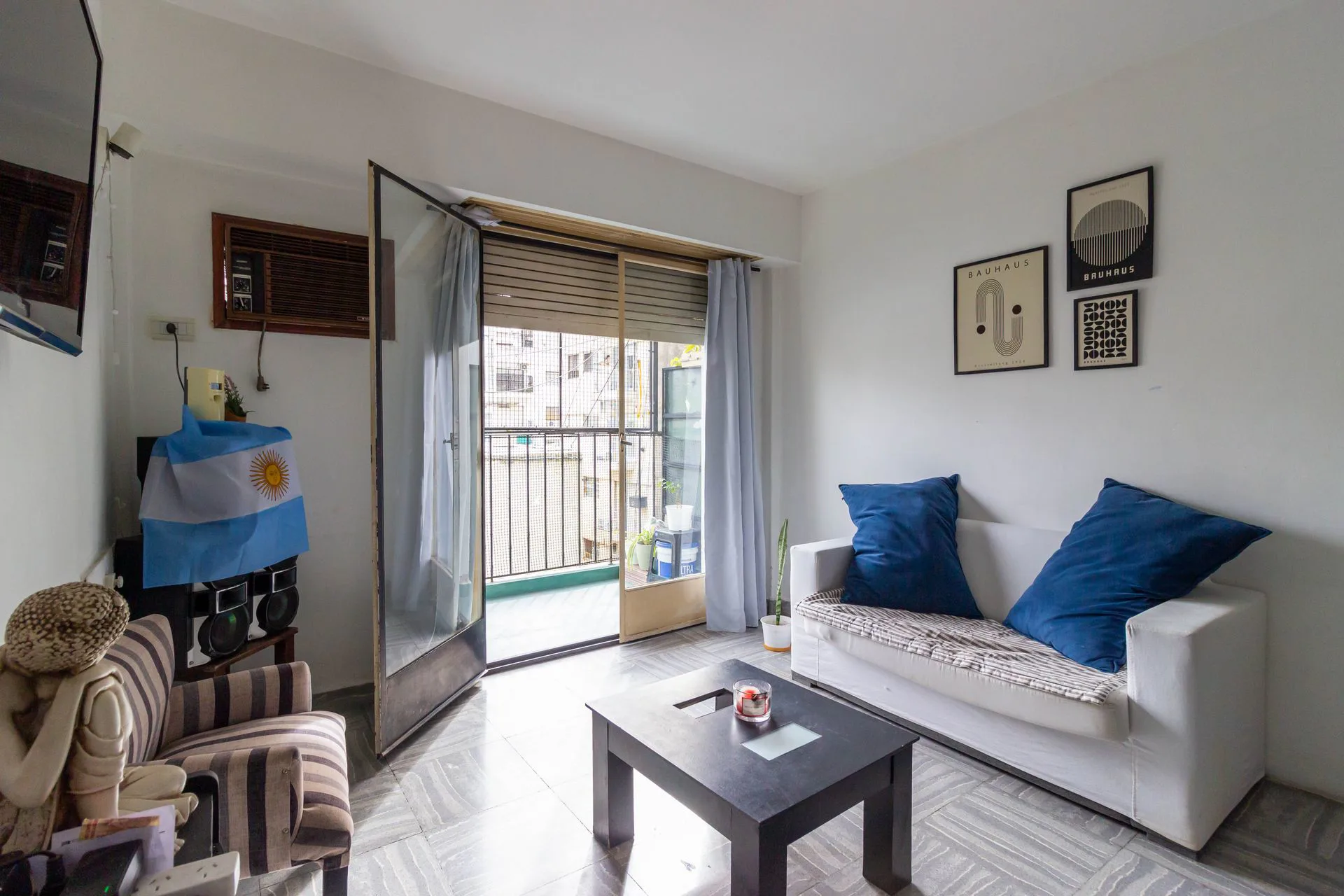 Venta depto 3 ambientes con balcón av. Belgrano foto 3