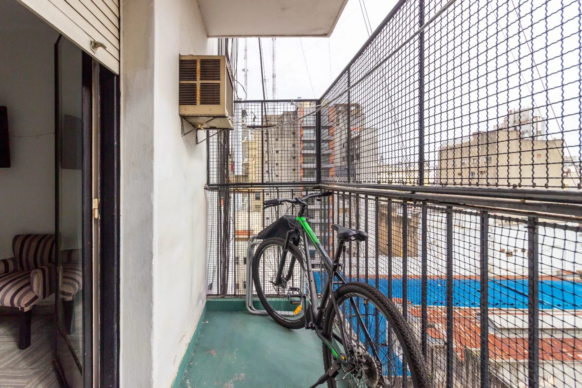 Venta depto 3 ambientes con balcón av. Belgrano foto 5
