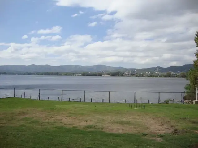 MAGNÍFICA CASA CON COSTA AL LAGO EN VILLA CARLOS PAZ, 45 mts de Costa Directa, Barrio Villa del Lago