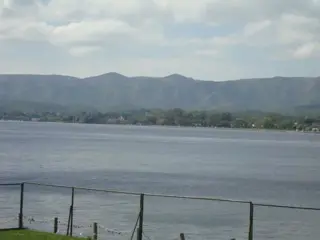 MAGNÍFICA CASA CON COSTA AL LAGO EN VILLA CARLOS PAZ, 45 mts de Costa Directa, Barrio Villa del Lago foto 2