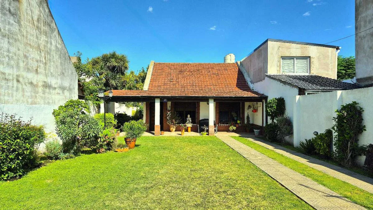 Chalet Tradicional con Quincho sobre Amplio Lote