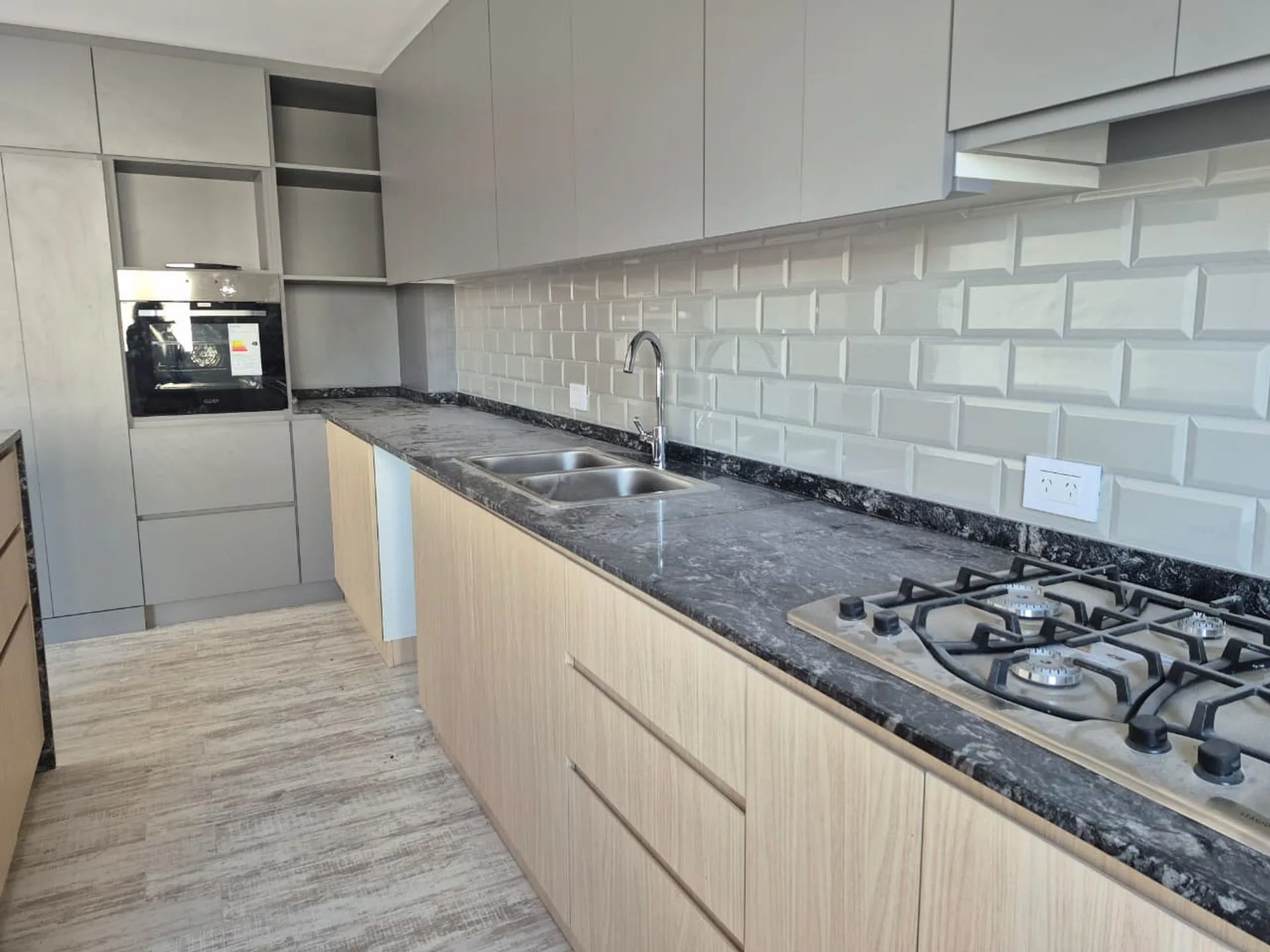 VENTA PISO DE CATEGORIA 4 AMB C/COCHERA LANUSITA foto 4