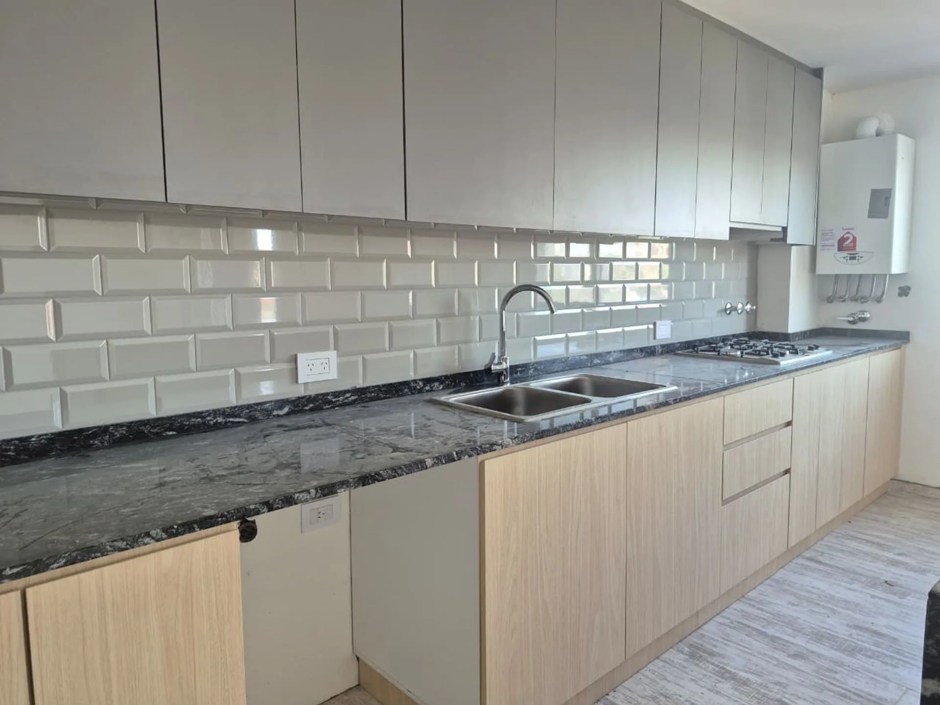 VENTA PISO DE CATEGORIA 4 AMB C/COCHERA LANUSITA foto 5