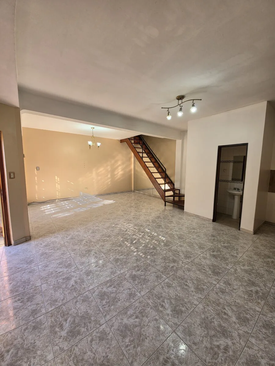 ¡OPORTUNIDAD EN TAPIALES! PH DÚPLEX 3 AMBIENTES CON PATIO – APTO CRÉDITO foto 2