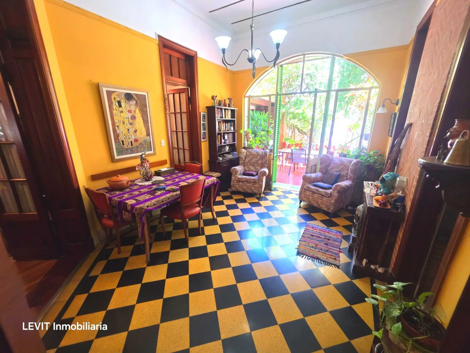 VENTA CASONA HISTÓRICA COLEGIALES SIN EXPENSAS COCHERA PARRILLA TERRAZA PATIO foto 2