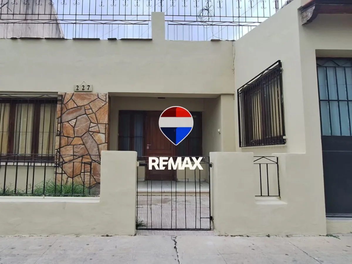 VENTA CASA MACROCENTRO 9 DORMITORIOS CON PILETA