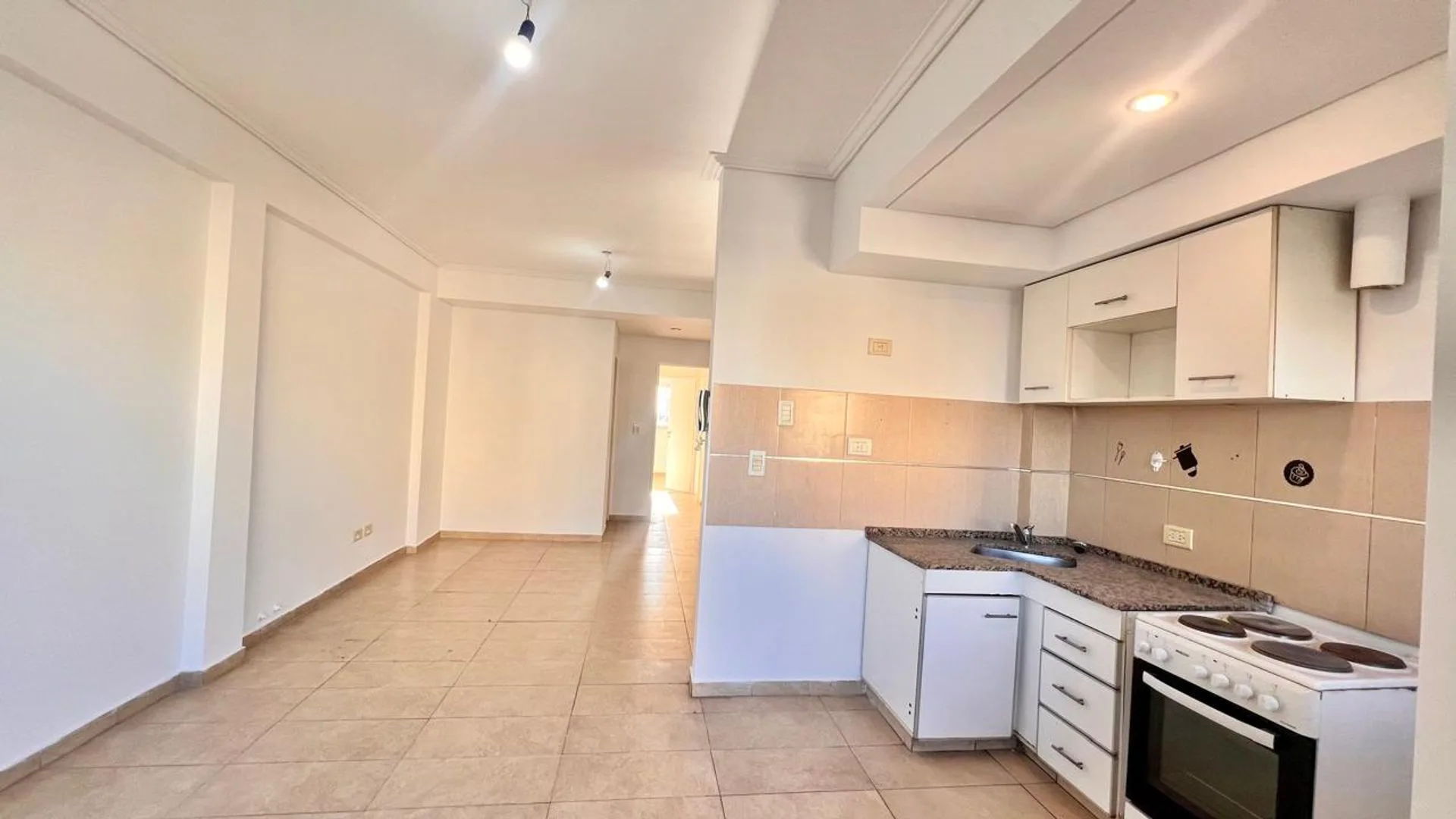 EN VENTA DEPTO. 3 AMB-CON COCHERA-LANÚS ESTE foto 2