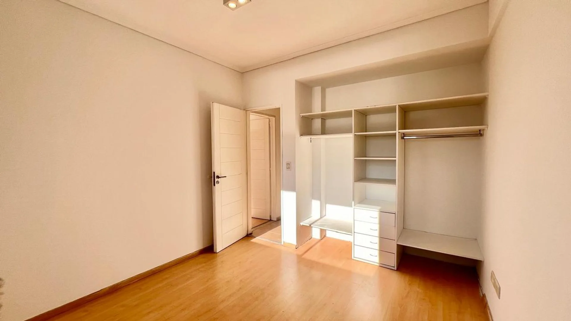 EN VENTA DEPTO. 3 AMB-CON COCHERA-LANÚS ESTE foto 4