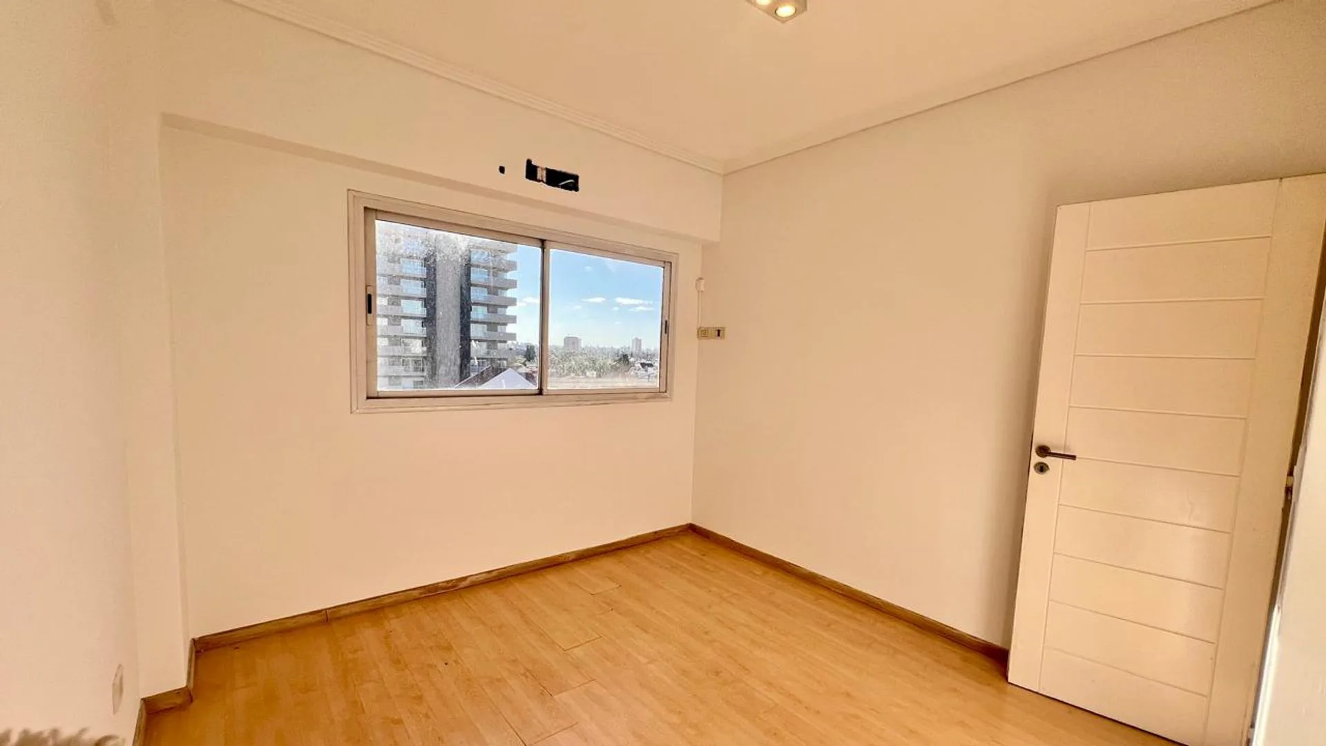 EN VENTA DEPTO. 3 AMB-CON COCHERA-LANÚS ESTE foto 5