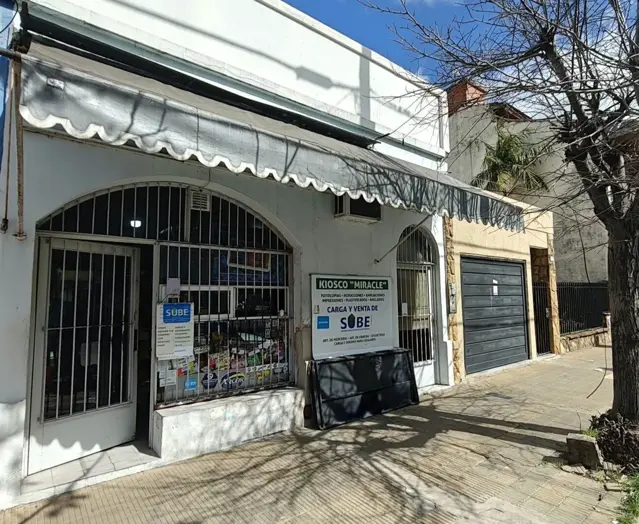 KIOSCO POLIRUBRO EN PARADA DE COLECTIVOS - Venta de Fondo de Comercio