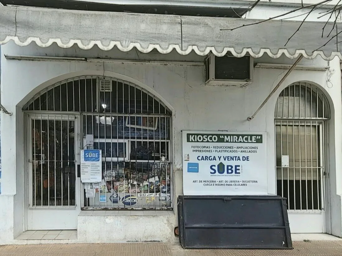KIOSCO POLIRUBRO EN PARADA DE COLECTIVOS - Venta de Fondo de Comercio foto 2