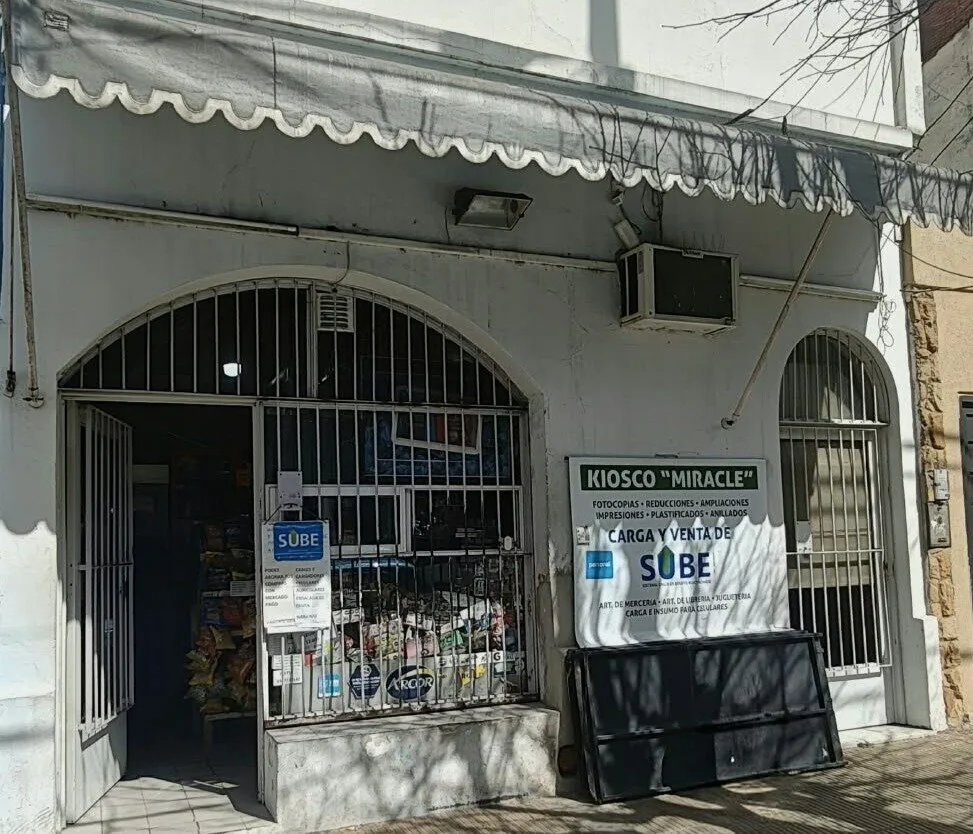 KIOSCO POLIRUBRO EN PARADA DE COLECTIVOS - Venta de Fondo de Comercio foto 3