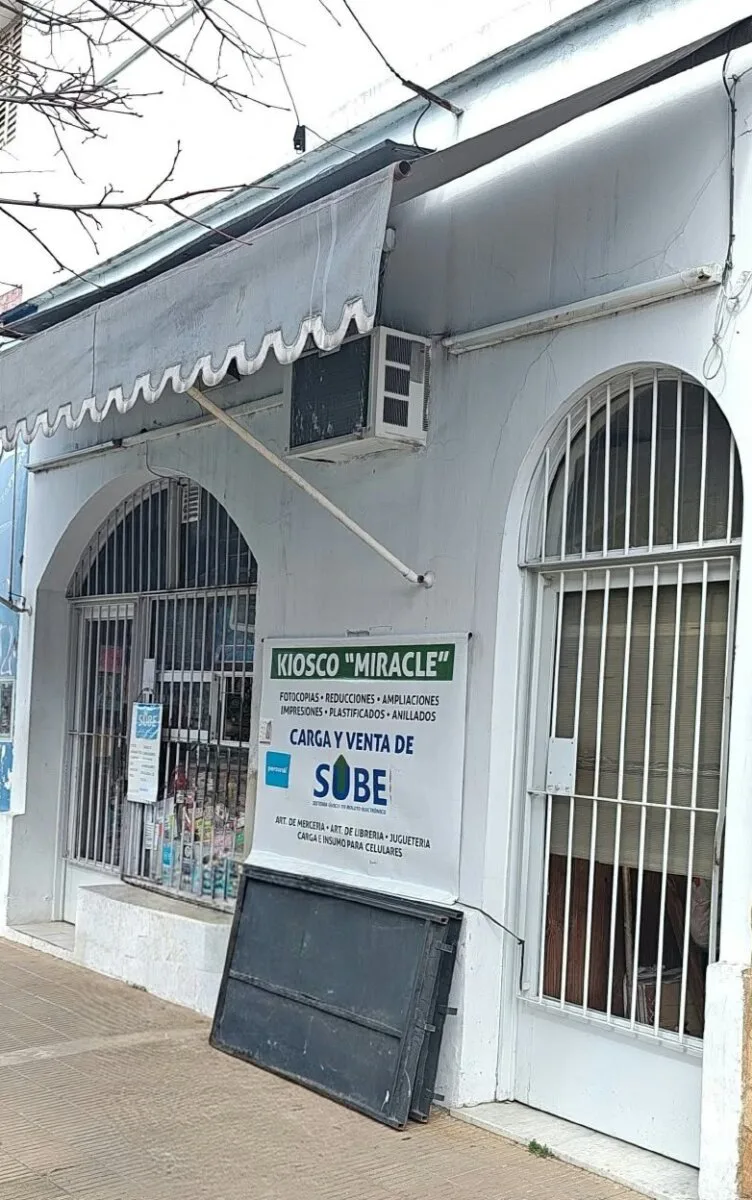 KIOSCO POLIRUBRO EN PARADA DE COLECTIVOS - Venta de Fondo de Comercio foto 4