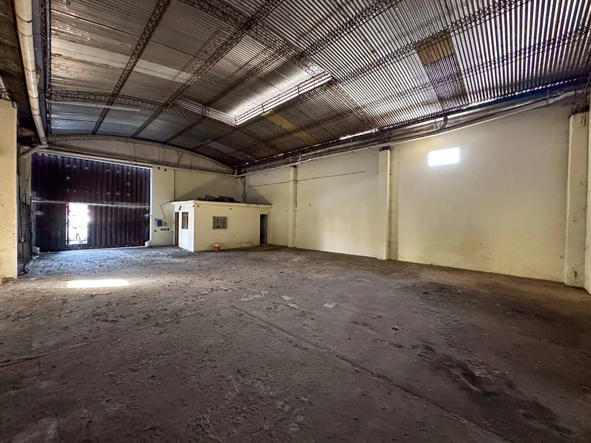 Galpón + Salón en venta sobre Bv. Oroño 402 mt2