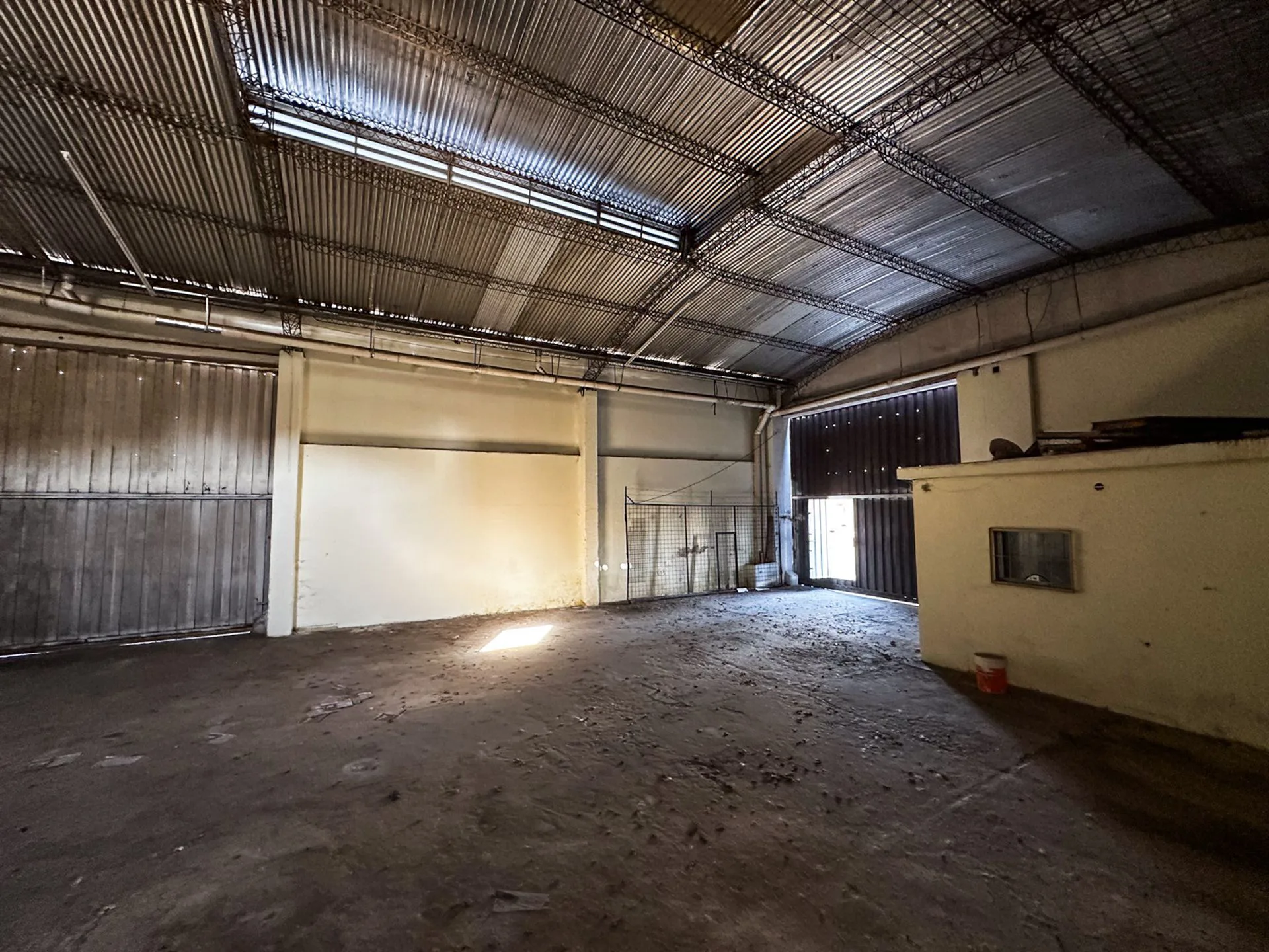 Galpón + Salón en venta sobre Bv. Oroño 402 mt2 foto 5