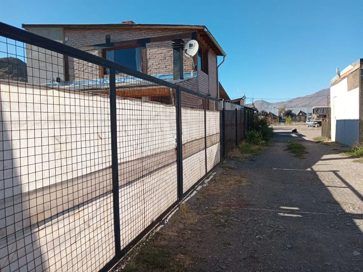 Casa en Esquel con Patio y Quincho. foto 3