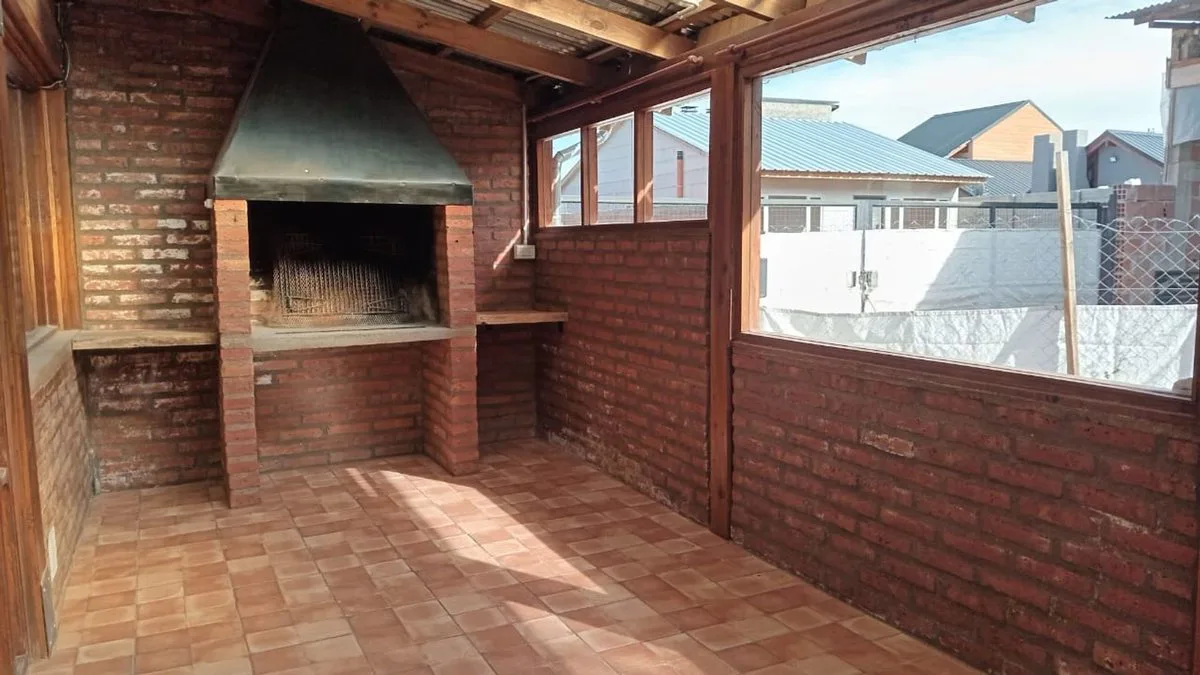 Casa en Esquel con Patio y Quincho. foto 4