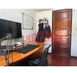 Casa en venta en Villa Luzuriaga, 3 ambientes con escritorio, garage y terraza con parrilla. foto 4