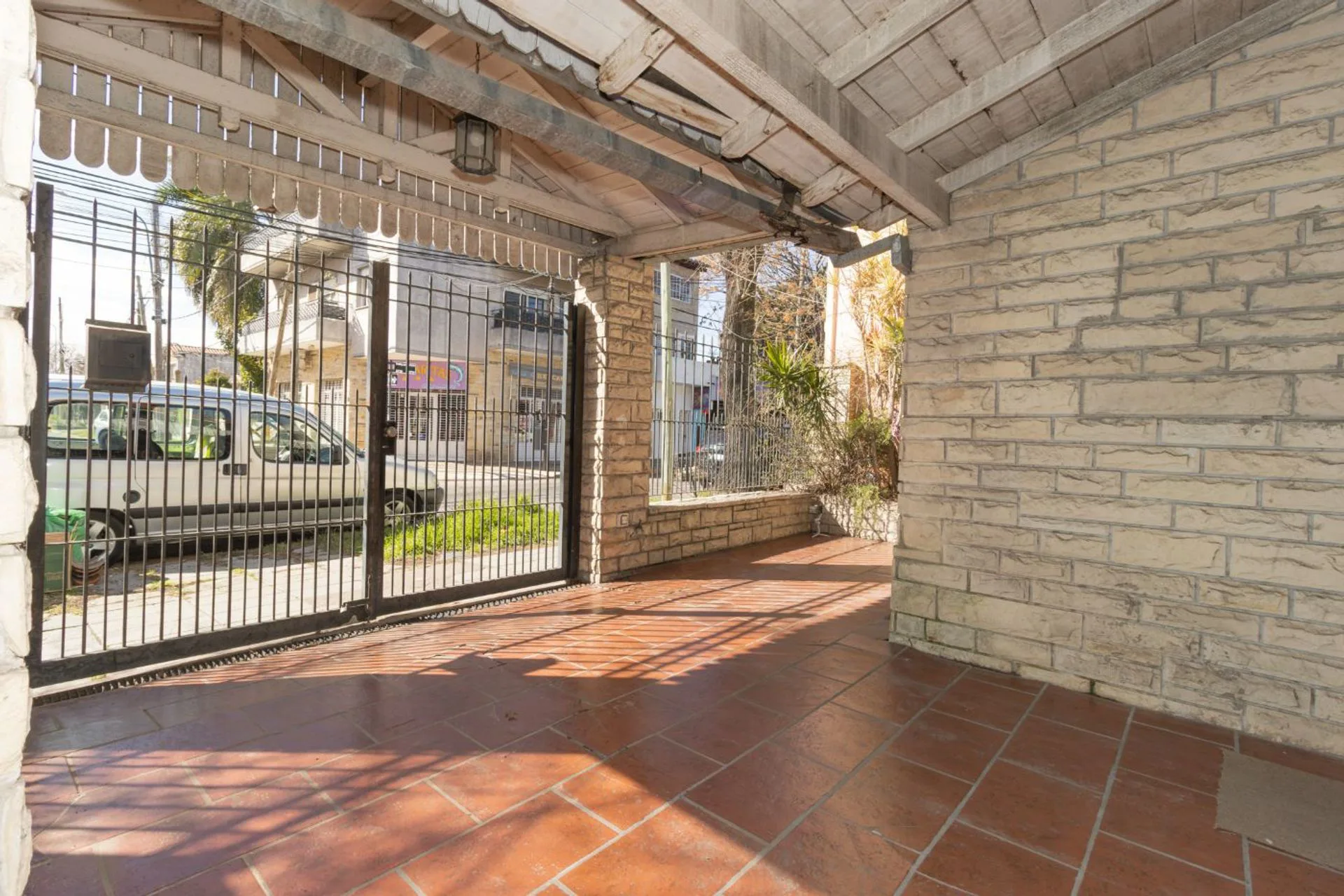 CASA EN VENTA CARAPACHAY EXC. UBICACION 2/3 AMB. foto 4