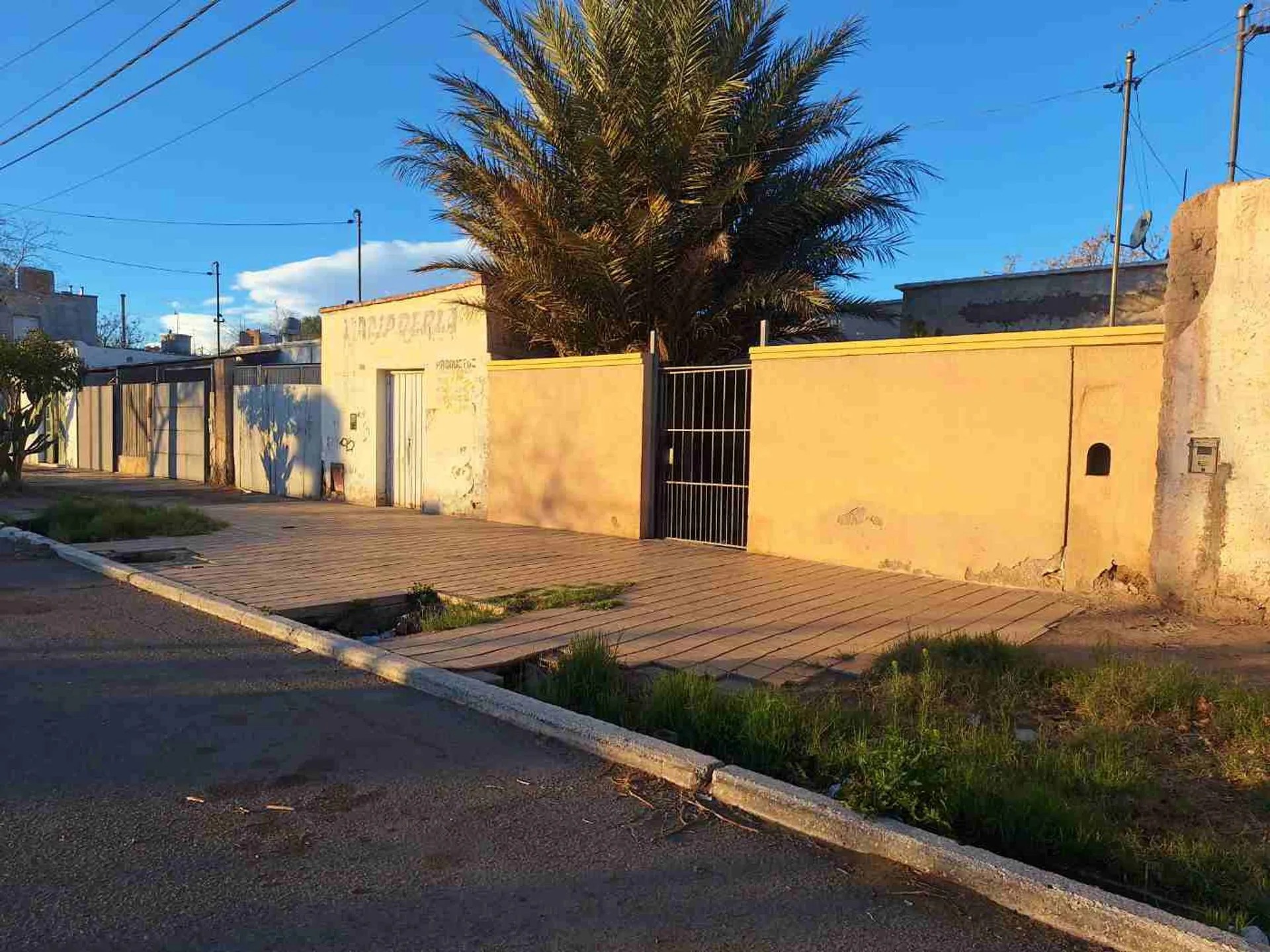 TERRENO CON CASA A DEMOLER, CAPITAL foto 2
