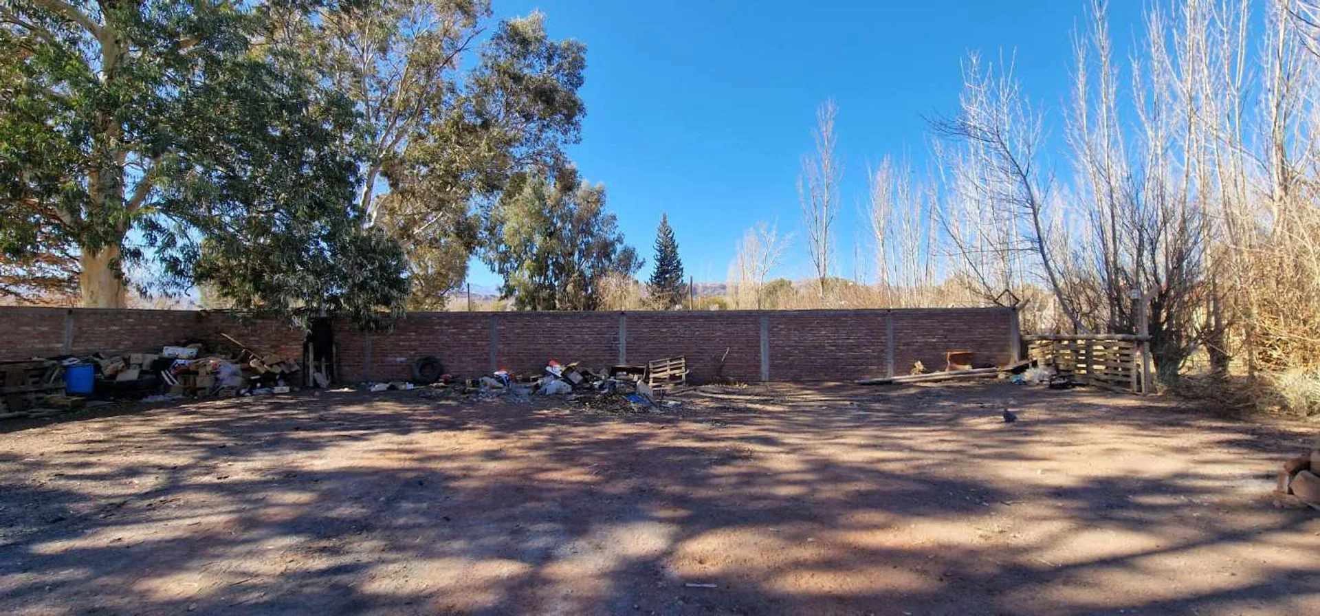 VENTA TERRENO 942 M2 FRENTE DE LA PLAZA EN BARREAL foto 2