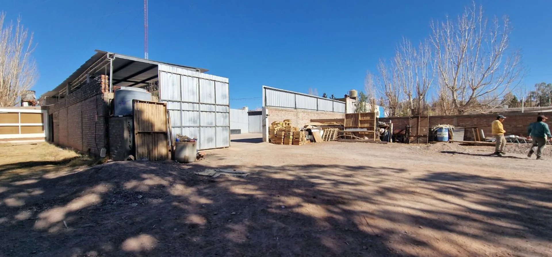 VENTA TERRENO 942 M2 FRENTE DE LA PLAZA EN BARREAL foto 4