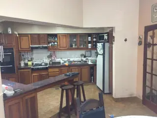 Excelente Chalet – 4 Ambientes – Dependencia– Jardín  con pileta - Quincho y Garaje foto 4
