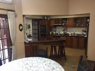 Excelente Chalet – 4 Ambientes – Dependencia– Jardín  con pileta - Quincho y Garaje foto 5