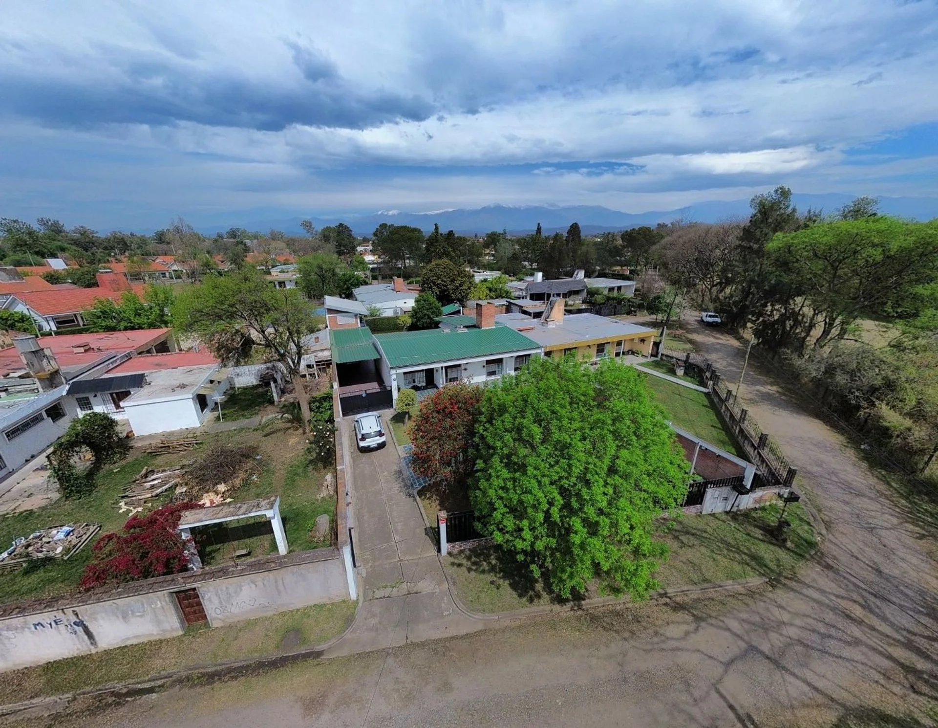 VENTA CASA + 300 M2 C/ PILETA LOMA GOLF PALPALA foto 2