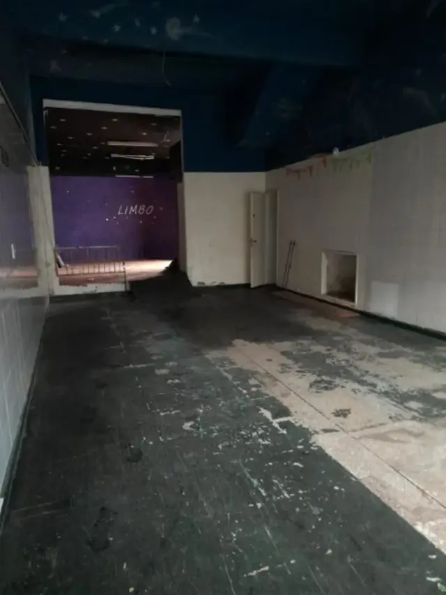 UN LOCAL SOBRE AVENIDA ADER CON 2 BAÑOS - FONDO LIBRE DE 192 MTS2 ( TEL 4763-0904 / CELU 15- 2633-1160)