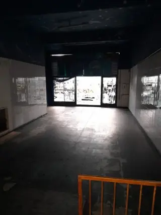 UN LOCAL SOBRE AVENIDA ADER CON 2 BAÑOS - FONDO LIBRE DE 192 MTS2 ( TEL 4763-0904 / CELU 15- 2633-1160) foto 3