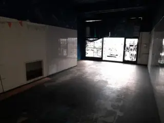 UN LOCAL SOBRE AVENIDA ADER CON 2 BAÑOS - FONDO LIBRE DE 192 MTS2 ( TEL 4763-0904 / CELU 15- 2633-1160) foto 4