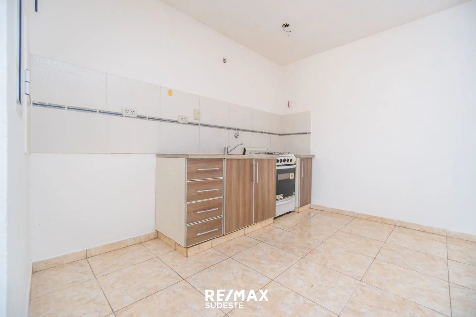 Complejo de 4 DPTOS  Modernos de 1 Dorm.  + lote. foto 2