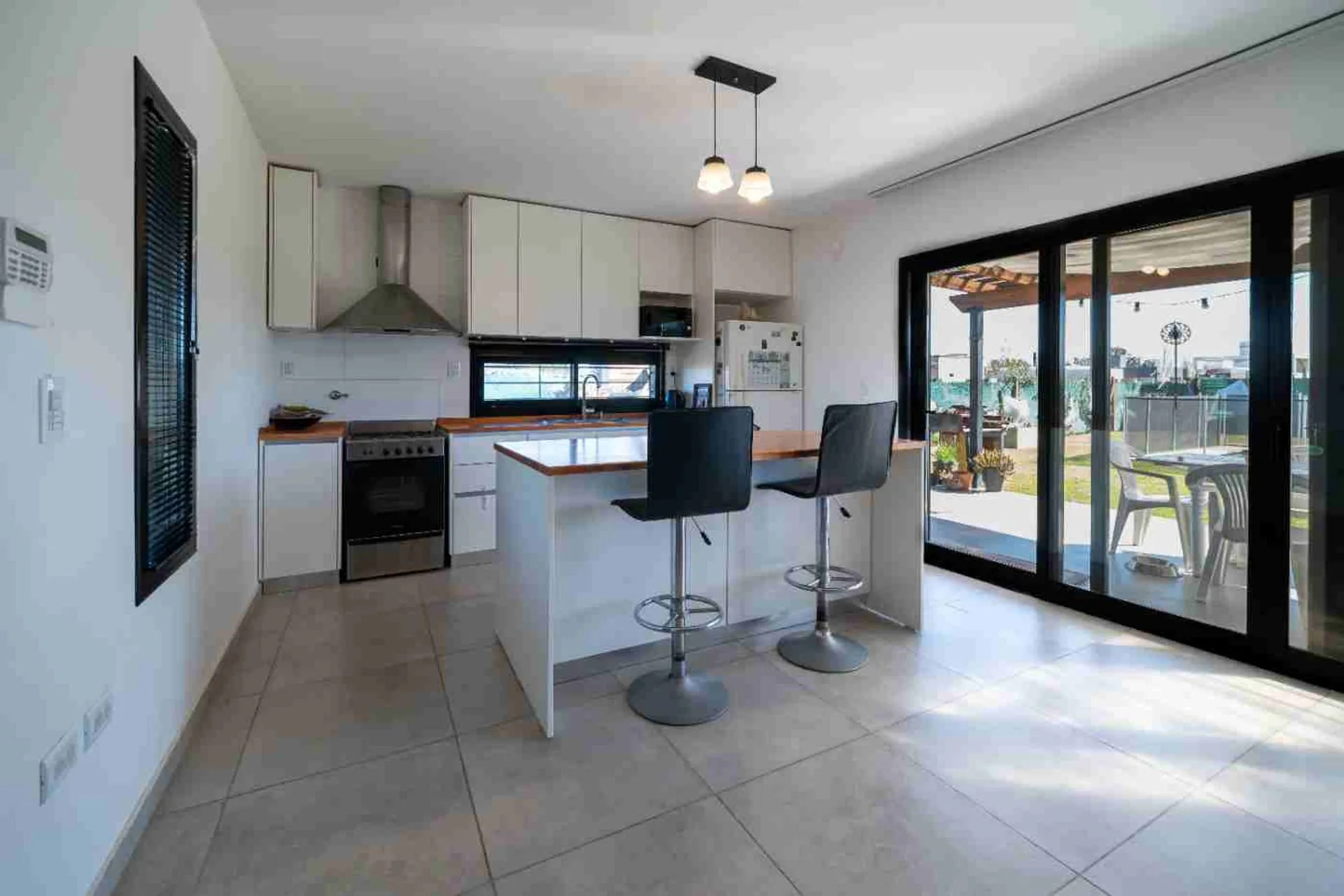 VENTA CASA EN ESQUINA - DON MATEO- FUNES foto 2
