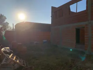 Lote en esquina  con entrada por ambos lados . Casa a terminar en Benavidez Barrio ElCano foto 2