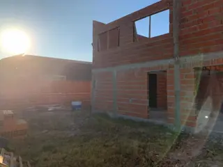 Lote en esquina  con entrada por ambos lados . Casa a terminar en Benavidez Barrio ElCano foto 3