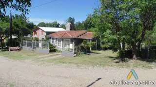 Excelente propiedad con piscina a 1000 mts del golf de Villa  Carlos Paz foto 2